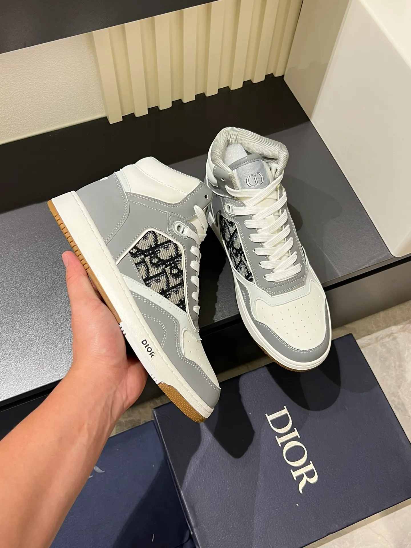 Men's shoes 💰p460 "Dio*" mid-top B27 casual sneakers. This B27 high-top sneaker is a new product in the series and continues Di*r's classic style. Crafted from gray and white smooth calf leather with beige and black Oblique print panels on the sides. The "CD Icon" shaped shoelace eyelets are clever and delicate, and the two-color rubber sole, rear collar and heel are all equipped with the brand's iconic details to enhance the style. Oblique printed straps at the ankle allow for an adjustable fit to complement the overall design. Fashionable and versatile, it can complement any look. Create an exquisite design with unique dynamic vitality and modern atmosphere, presented in low-top and high-top styles. This new must-have shoe adds a new dimension to Dior's archive heritage, embodying modern elegance. Purchase the original version and make it 1:1. If you need top quality, please come to me! Male 38-44!